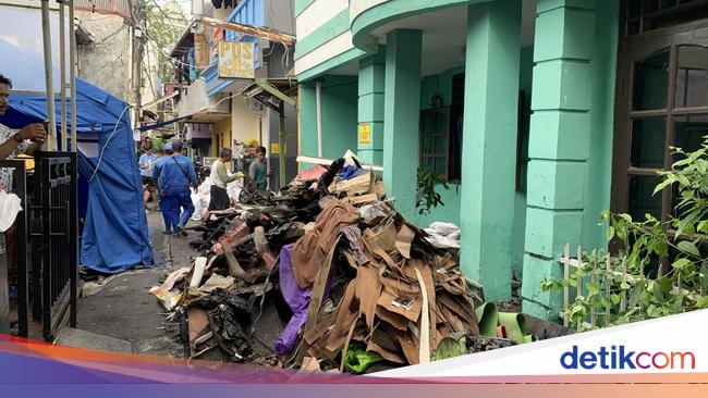 Warga Kwitang Bersihkan Puing-puing Sisa Kebakaran Kemarin