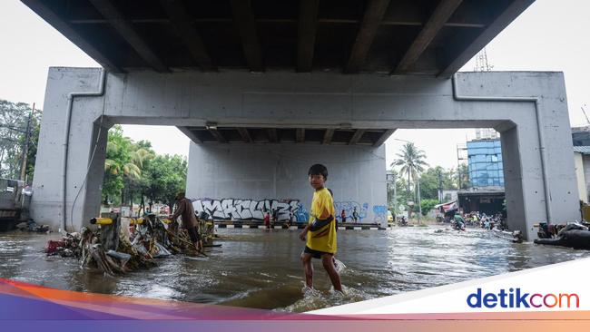 Banjir Rendam Kolong Jalan Layang Cibodas, Akses Warga Terganggu