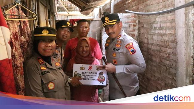 Polda Jateng Bagi Paket Bansos Sambut HUT Bhayangkara, Warga Jepara Apresiasi