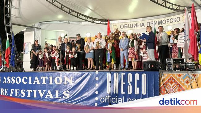 SMA Labschool Kebayoran Sabet Juara Umum di Festival Folklore Internasional
