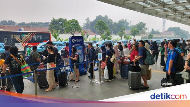 Long Weekend Berakhir, Stasiun Whoosh Halim Ramai Penumpang Tiba di Jakarta