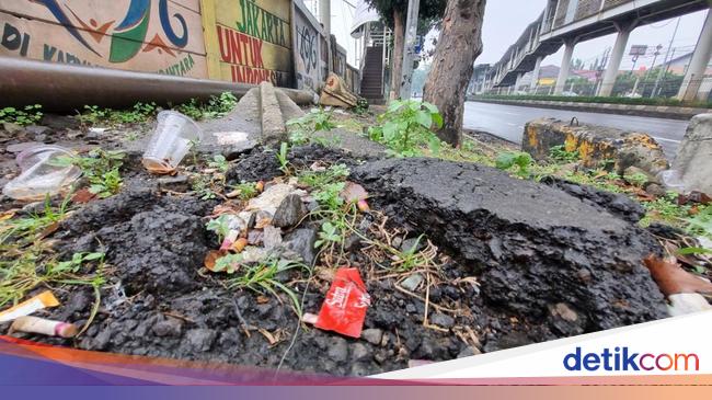 Ada Kondom-Botol Miras di Tembok Bolong Pembatas Rel Jatinegara
