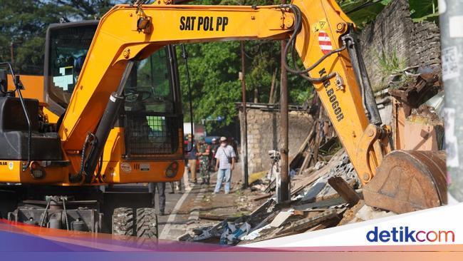 Bikin Kumuh dan Macet, 130 Lapak PKL Liar di Ciawi Bogor Dibongkar Satpol PP