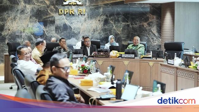 Pimpinan DPR Rapat Bareng Menkum, Mendagri, hingga Ketua KPU Bahas Putusan MK