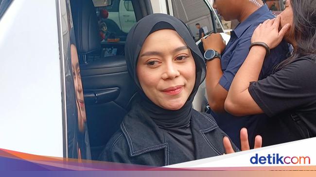 Lirikan Mata Lesti Kejora Mode Mikir, Senyum dan Kaget