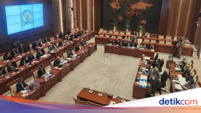 Komisi I DPR Rapat Bareng Menlu Sugiono Bahas Konflik Iran-Israel