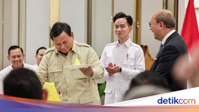 Prabowo Potong Tumpeng Saat Resmikan Kantor Danantara, Ditemani Gibran-Rosan