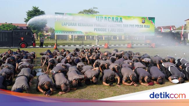 'Ritual' Siram Air Ratusan Personel Polda Riau Saat Naik Pangkat