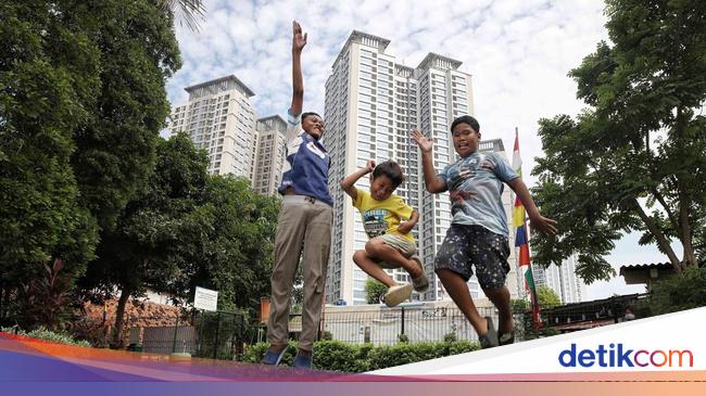 Riuh Tawa Anak-anak Hiasi Gang Sempit Sunter Agung