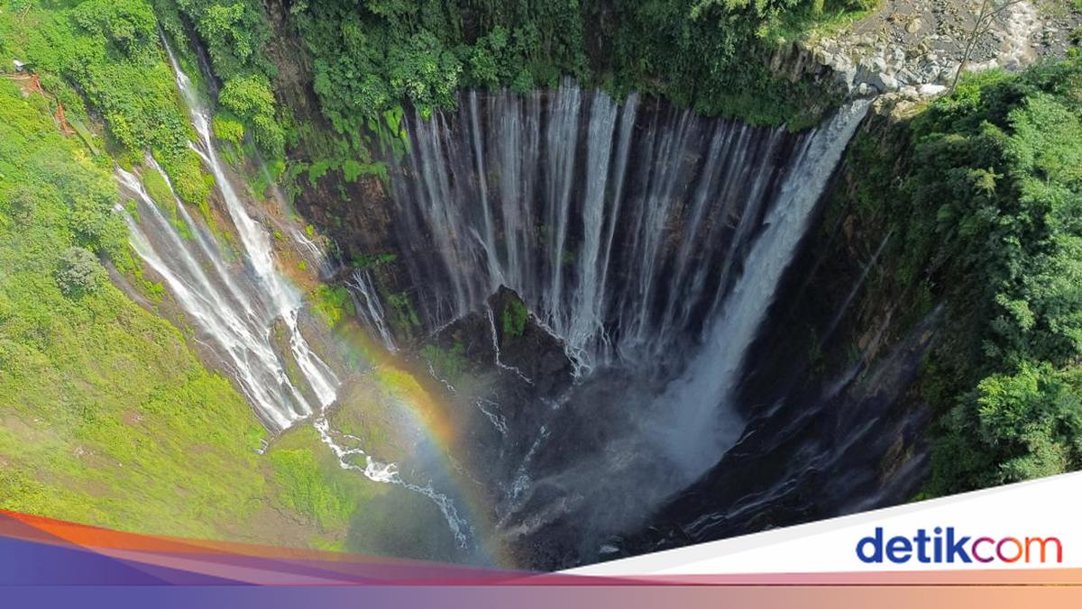 Air Terjun Tumpak Sewu Semeru di Lumajang memiliki ketinggian 120 meter dan dikenal dengan aliran air melebar seperti tirai, disebut mirip Niagara.