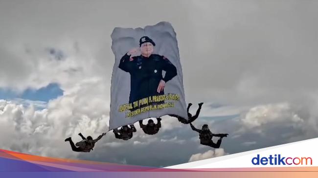 Momen Personel Polri Bentangkan Bendera Bergambar Prabowo di Langit Jakarta