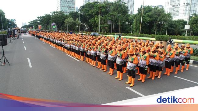 DLH DKI Kerahkan 1.262 Petugas Kebersihan Saat Hari Bhayangkara ke-79 di Monas