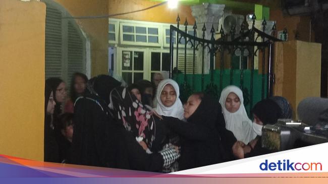 Isak Tangis Keluarga Iringi Pemakaman Hamdan ATT