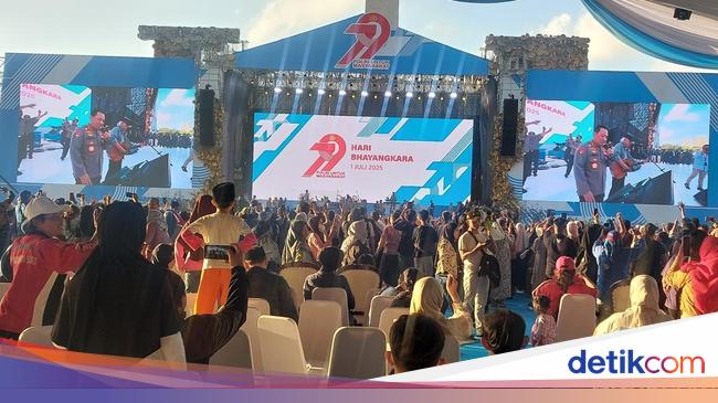 Di Hari Bhayangkara Ke-79, Kapolri Nyanyi Lagu 'Bongkar' Bareng Iwan Fals