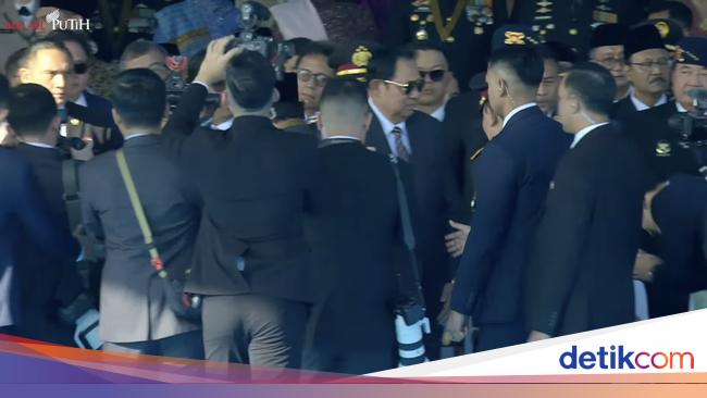 Momen Gibran Cium Tangan Try Sutrisno di Upacara Hari Bhayangkara