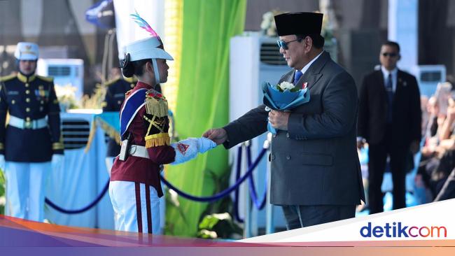Senyum Prabowo Saat Berikan Suvenir ke Polisi Cilik di Hari Bhayangkara