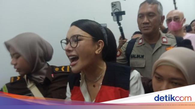 Nikita Mirzani Semringah Disambut Pendukung Jelang Sidang Lawan Reza Gladys