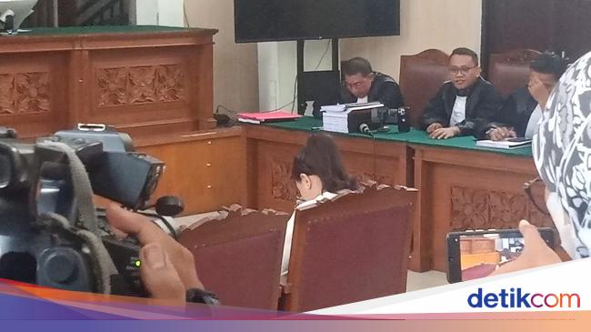 Tangis Kerinduan Nikita Mirzani untuk Ketiga Anak di Ruang Sidang