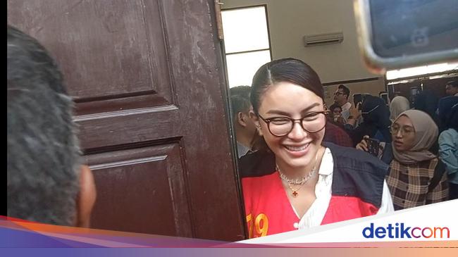 Nikita Mirzani dan Anak Bakal Bersaksi di Sidang Vadel Badjideh