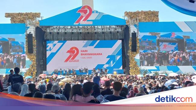 Antusiasme Masyarakat Nonton Hiburan Hari Bhayangkara Ke-79 di Monas