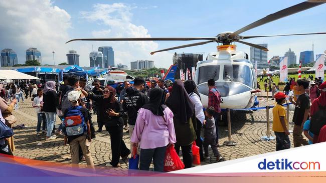 Senangnya Warga ke HUT Bhayangkara di Monas, Foto-foto hingga Nikmati Konser