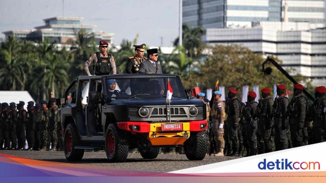 Prabowo Inspeksi dan Beri Bintang Saat HUT Bhayangkara