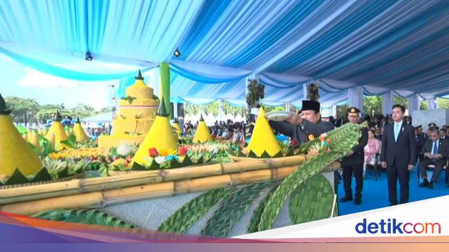 Prabowo Potong Tumpeng di Hari Bhayangkara, Diberikan ke Polisi Berprestasi