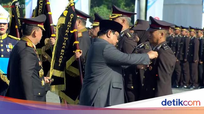 Prabowo Sematkan Penghargaan Bintang Bhayangkara Nararya ke 3 Personel Polri