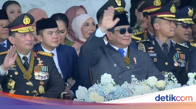 Momen Prabowo Full Senyum Saat Upacara Hari Bhayangkara Ke-79 di Monas