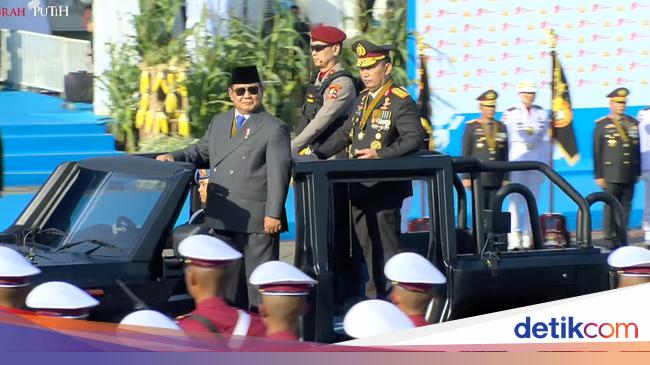 Naik Maung, Prabowo Ditemani Kapolri Cek Pasukan Hari Bhayangkara Ke-79