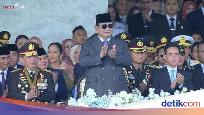 Momen Prabowo Tepuk Tangan Saksikan Atraksi-Parade Robot di Hari Bhayangkara