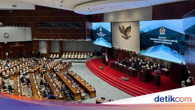 DPR Rapat Paripurna Penetapan Mitra Kerja Danantara, 398 Anggota Hadir