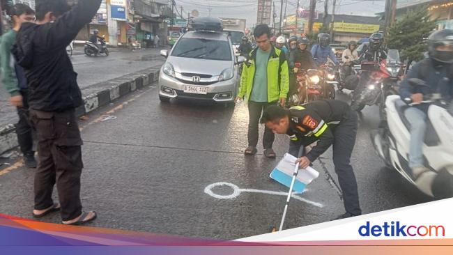 Tergelincir Jalanan Licin, Pengendara Motor di Parung Tewas Terlindas Pikap