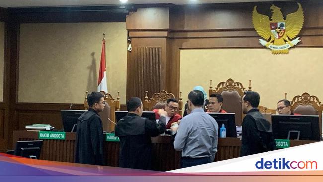 Diperiksa sebagai Terdakwa, Tom Lembong Makan Gula Rafinasi di Ruang Sidang