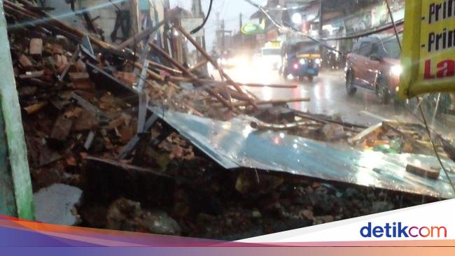 Bangunan Bekas Pabrik Roti di Tebet Ambruk Akibat Hujan Deras