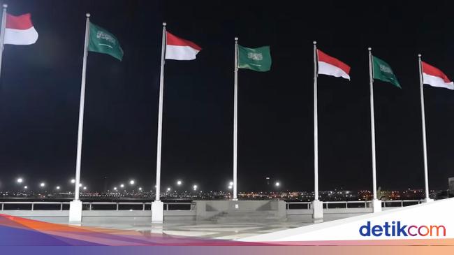 Semarak Bendera Merah Putih Sambut Kedatangan Prabowo di Jeddah