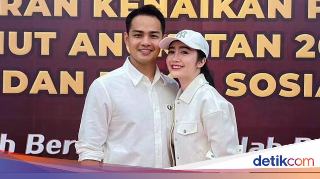 Febby Rastanty Happy Suami Naik Pangkat dan Terjun Payung di HUT Bhayangkara