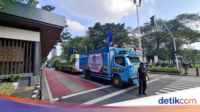 Jalan Medan Merdeka Selatan Arah Gambir Ditutup Imbas Demo Sopir Truk, Lalin Macet