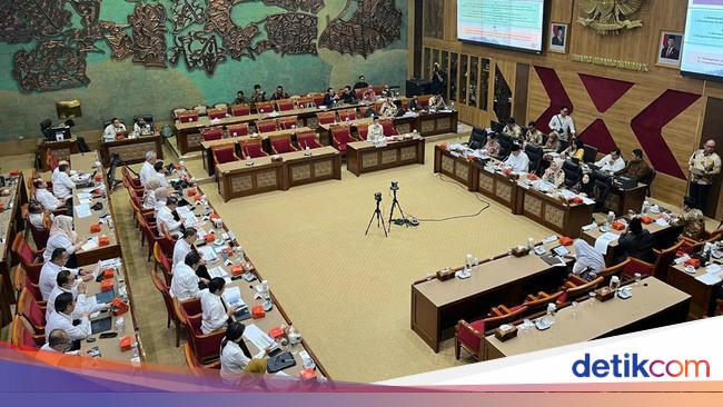 Legislator PDIP Beri 3 Dokumen Temuan Pemerkosaan Massal 1998 ke Fadli Zon