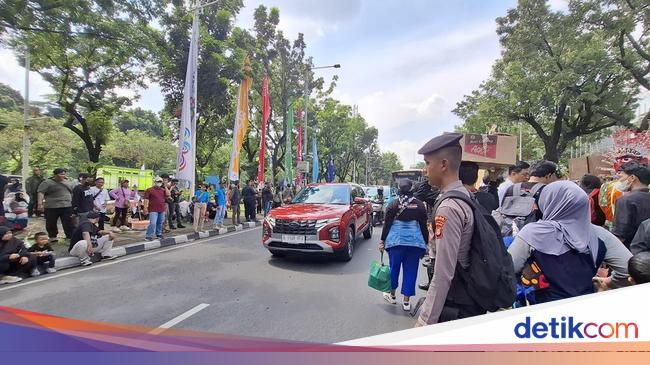 Jaringan Rakyat Miskin Kota Demo di Depan Balkot Jakarta, Lalin Macet