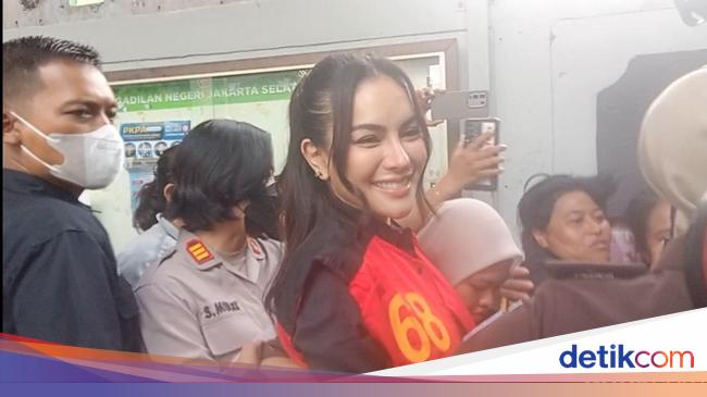 Tampilan Nikita Mirzani Selalu On Point di Persidangan
