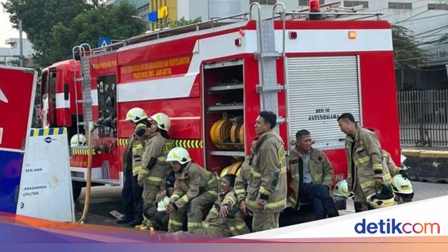 Api Padam, Damkar Masih Hilangkan Asap di RS Hermina Jatinegara