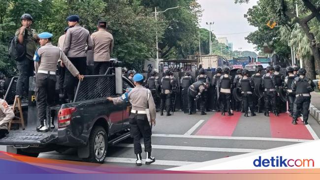 Blokade Jalan, Demo Ratusan Sopir Truk di Sekitar Kemenhub Dibubarkan