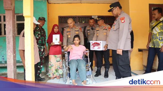 Alami Lumpuh dari Lahir, Bacih Dapat Bantuan Kursi Roda dari Polres Bekasi