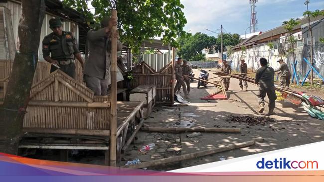 Satpol PP Bongkar Lapak PKL hingga Posko Ojol di Depok