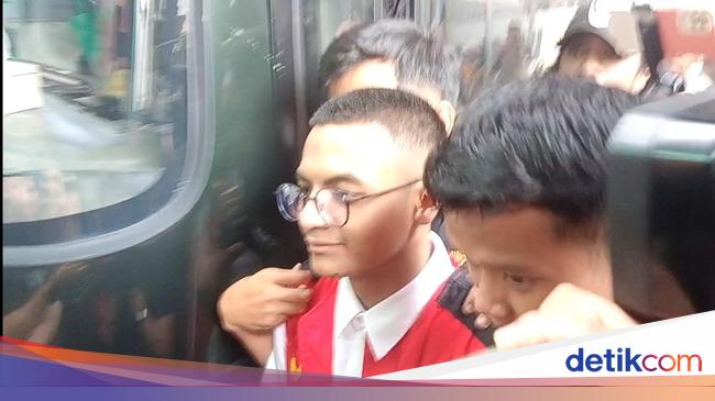 Vadel Badjideh Tampil Beda Jelang Dengar Kesaksian Nikita Mirzani dan LM