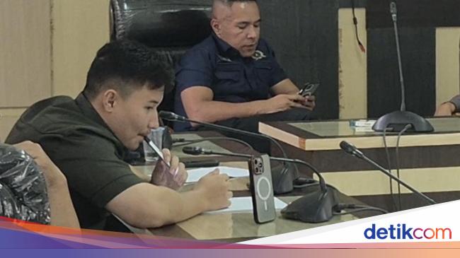 Viral Anggota DPRD Kendari Nge-vape Saat Rapat Bareng Korban PHK