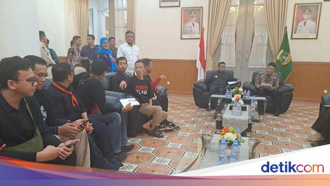Guru di Banten Protes Tunjangan Tambahan Dihapus, Andra Temui Massa