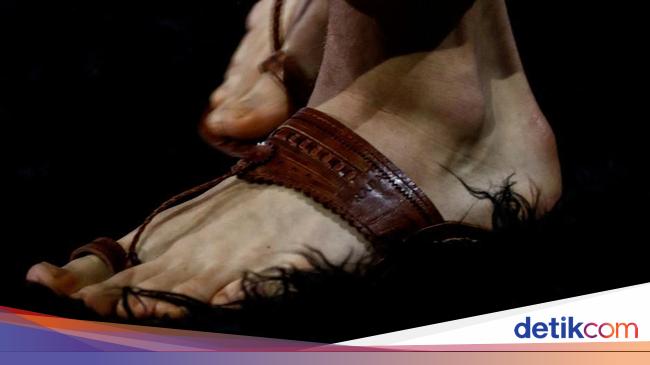 India Tuduh Prada Curi Desain Sandal Tradisionalnya