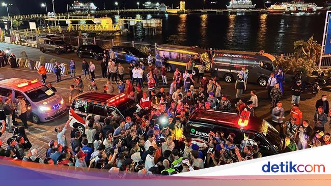 6 Jenazah Korban Tenggelamnya KMP Tunu Pratama Jaya Diserahkan ke Keluarga